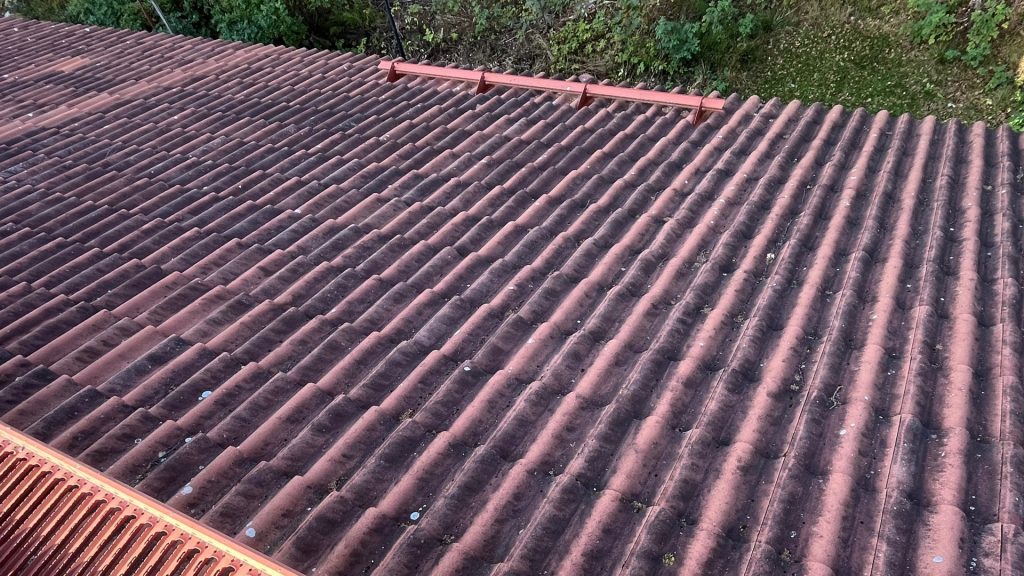 Katon puhdistus sammaleesta ja liasta omakotitalon katolta Vaasassa. Katto huuhdeltu ja käsitelty puhtaaksi.