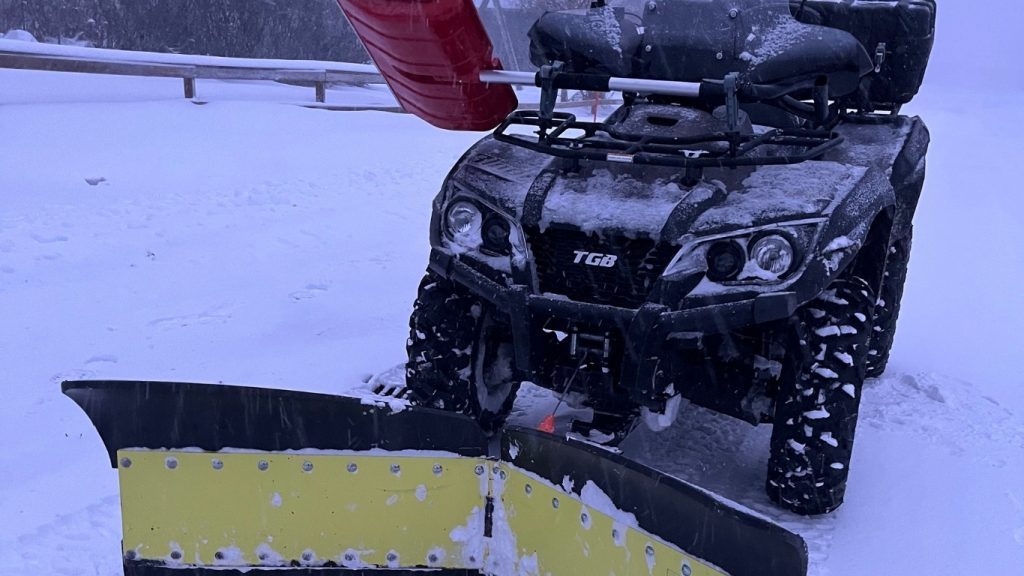 Lumityöt Vaasassa ja Mustasaaressa – lumenauraus pihasta mönkijällä