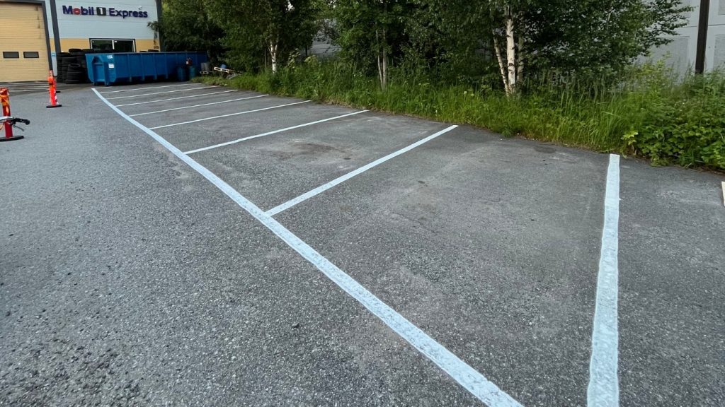 Uudet parkkiviivat asiakkaan pysäköintialueella Pohjanmaalla