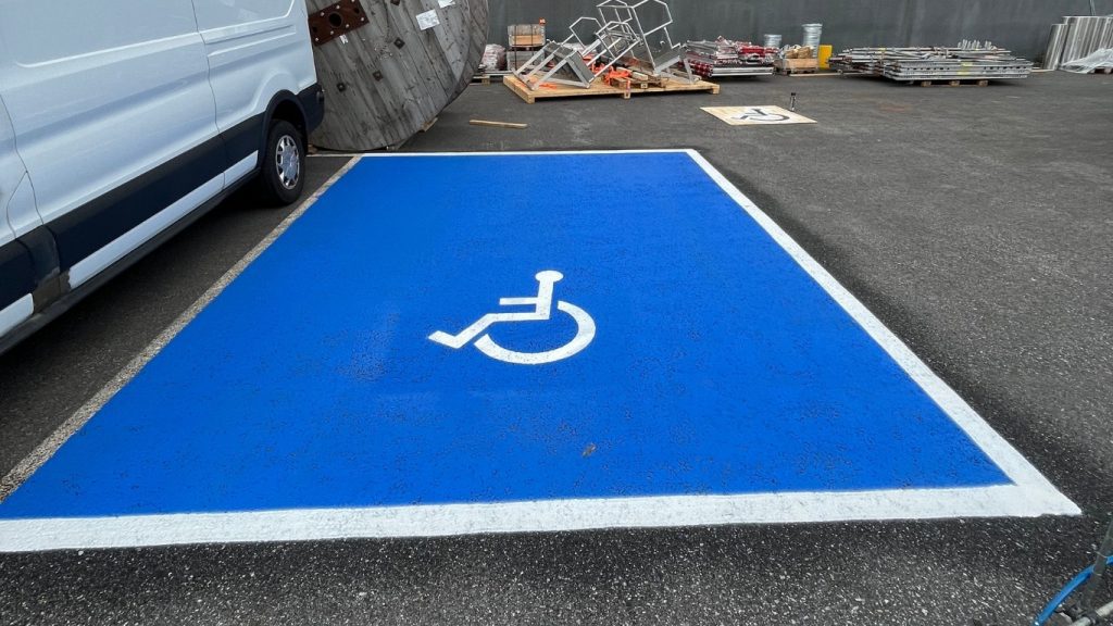 Ny blå parkeringsplats och en tydlig rullstolssymbol målad på parkeringen