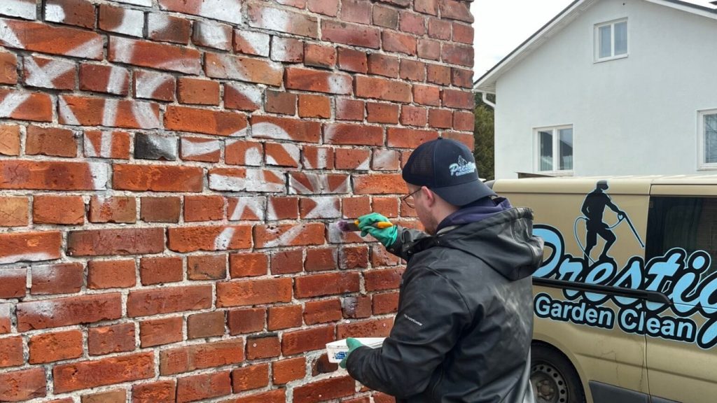 Vaasassa töhritään paljon. Radio Vaasa kävi haastattelemassa töhryjen poistamisen ammattilaista ja kyselemässä mitenkä töhryt saavat pois eri pinnoilta