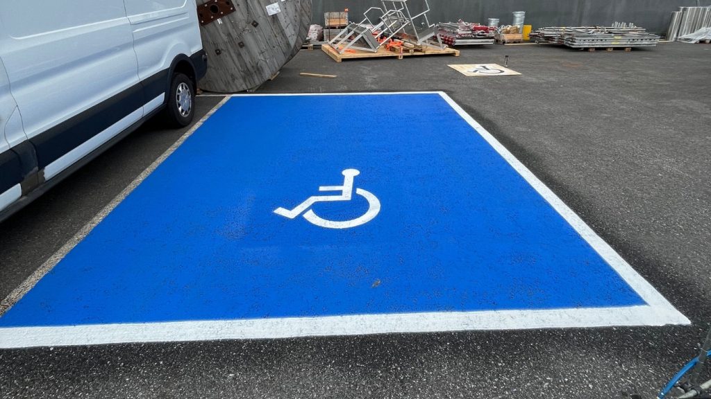 Nymålade parkeringsfickor för rörelsehindrade i parkeringsområdet