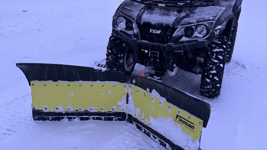 Lumityöt ja lumenauraus pihalla Vaasassa ja Mustasaaressa