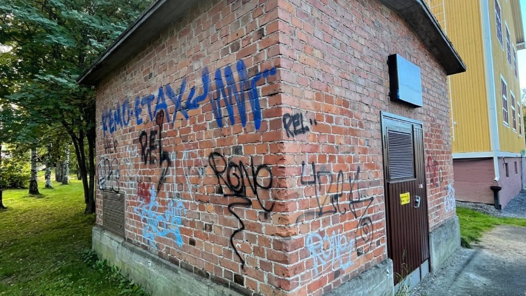 Graffitin poisto tiiliseinästä Vaasassa