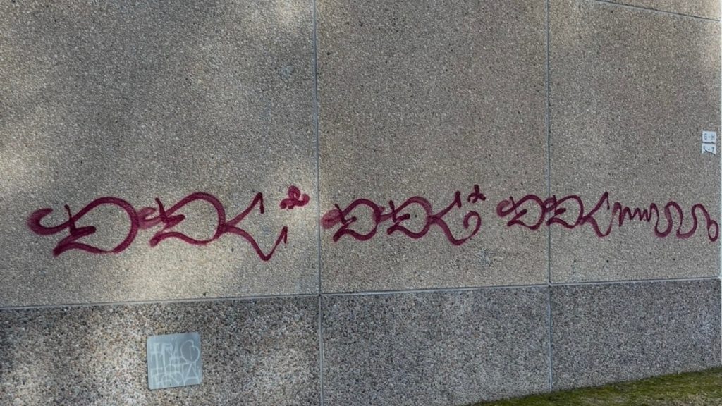 Graffitin poisto luonnonkivi julkisivusta taloyhtiössä Vaasassa