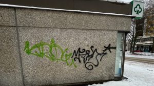 Graffiti kiinteistön seinässä ennen graffitin poistoa