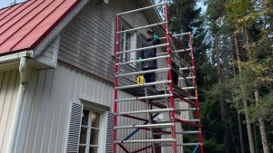 Puutalon julkisivun puhdistus ammattilaisen toimesta telineiltä