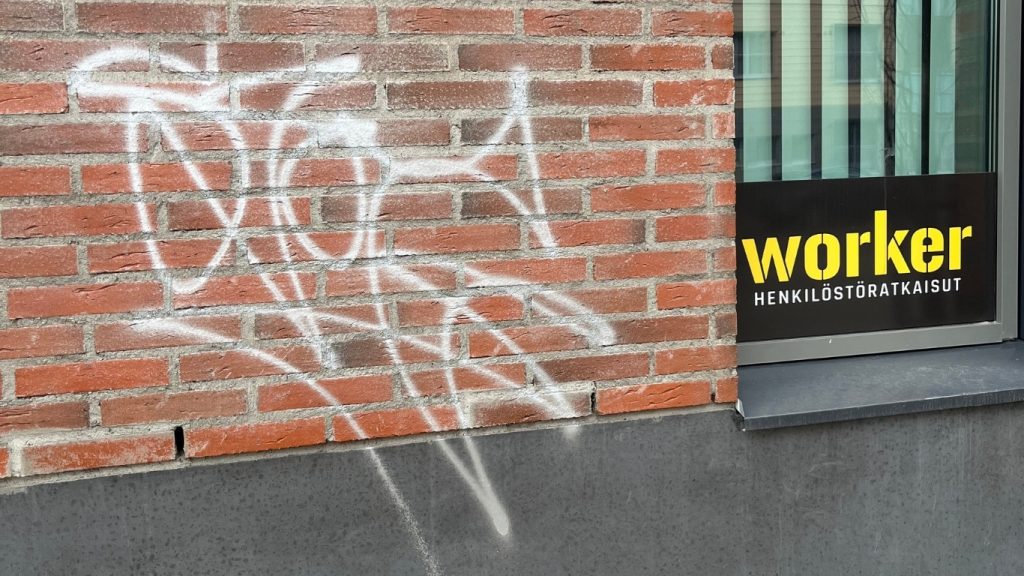 Avlägsnande av ett läckage från en tegelvägg i en kommersiell byggnad i Vasa